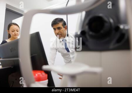 Il primo ministro Rishi Sunak visita il Moorfields Eye Hospital dove gli viene mostrata una procedura di scansione retinica in corso e come l'intelligenza artificiale (A Foto Stock