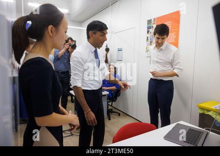 Il primo ministro Rishi Sunak visita il Moorfields Eye Hospital dove gli viene mostrata una procedura di scansione retinica in corso e come l'intelligenza artificiale (A Foto Stock