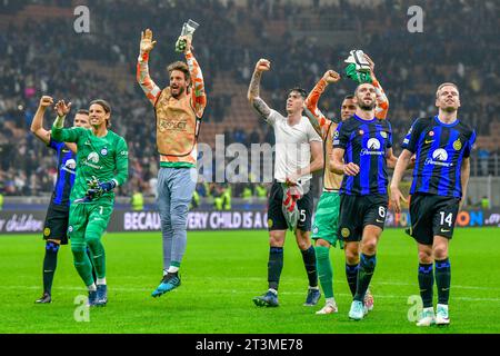 Milano, Italia. 24 ottobre 2023. I giocatori dell'Inter celebrano la vittoria dopo la partita di UEFA Champions League tra l'Inter e il Salisburgo a Giuseppe Meazza a Milano. (Foto: Gonzales Photo - Tommaso Fimiano). Foto Stock