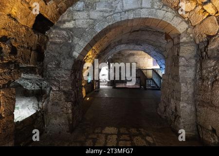 Gerusalemme, Israele - 13 ottobre 2017: Tunnel sotterraneo del muro occidentale con camera Hall of Ages lungo le mura del Monte del Tempio nella città vecchia di Gerusalemme Foto Stock