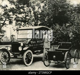 L'industriale americano Henry Ford con la sua prima auto 1896 quadricilino, USA 1930s Foto Stock