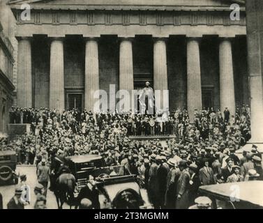 Gli azionisti si accumulano di fronte all'edificio della Borsa dopo il grande crollo a Wall Street, New York, USA, 29 ottobre 1929 Foto Stock