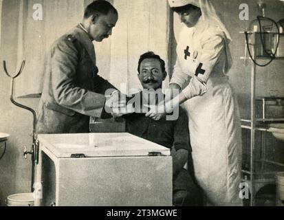 Principessa Elena di Orleans Aosta come infermiera a bordo della nave ospedale italiana Menfi, Libia 1912 Foto Stock