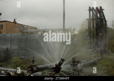 Incidente della tubazione. L'acqua bollente versa dal tubo. Emergenza locale caldaia. Situazione industriale. Foto Stock