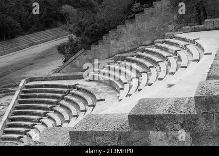 Acropoli di Rodi, Odeon in marmo utilizzato come teatro per 800 spettatori in bianco e nero Foto Stock