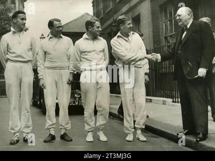 Il politico britannico Sir Winston Churchill felicita Roger Bannister, Gordon Pirie, Chris Brasher e Chris Chataway dell'organizzazione benefica della chiesa, Londra Regno Unito 1954 Foto Stock