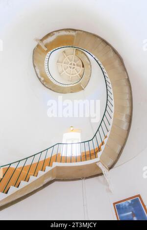 La scala a chiocciola all'interno del faro di Happisburgh, Norfolk, la più antica luce di lavoro dell'East Anglia, in Inghilterra Foto Stock