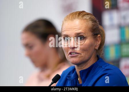 La manager inglese Sarina Wiegman durante una conferenza stampa a St. George's Park, Burton Upon Trent. Data immagine: Giovedì 26 ottobre 2023. Foto Stock