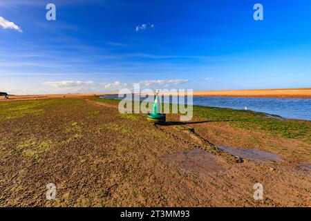 Una marea estremamente bassa dove il canale di marea da Wells-Next-the-Sea entra nel Mare del Nord, Norfolk, Inghilterra, Regno Unito Foto Stock