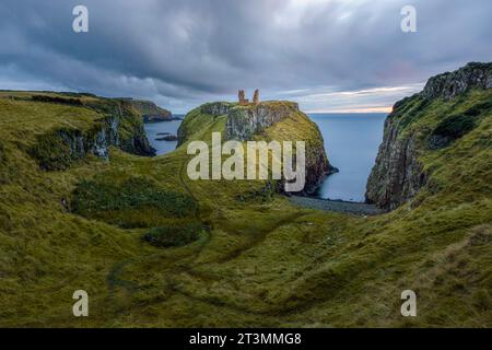 Dunseverick Castle è un castello medievale in rovina situato sulla costa di Antrim, nell'Irlanda del Nord. Foto Stock