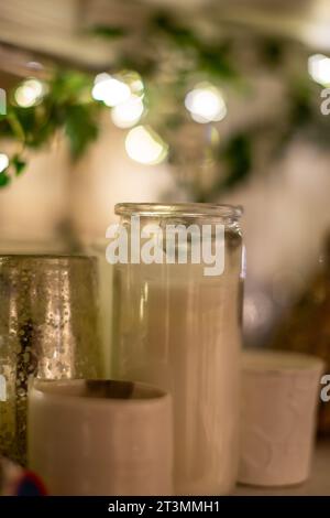 Candele spente in barattoli con le luci delle fate Foto Stock