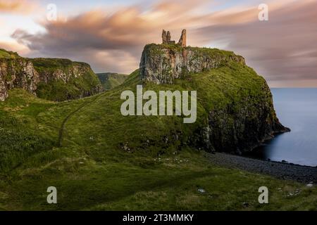 Dunseverick Castle è un castello medievale in rovina situato sulla costa di Antrim, nell'Irlanda del Nord. Foto Stock