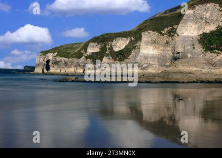 Whiterocks Beach è una splendida spiaggia sabbiosa situata sulla Causeway Coastal Route a Portrush, Irlanda del Nord. Foto Stock
