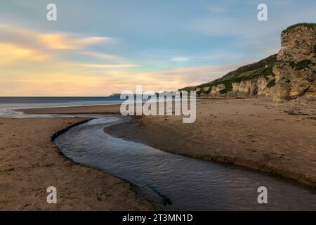 Whiterocks Beach è una splendida spiaggia sabbiosa situata sulla Causeway Coastal Route a Portrush, Irlanda del Nord. Foto Stock