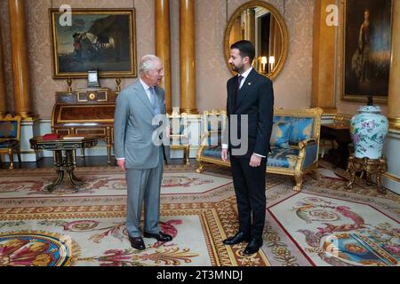 Re Carlo III (a sinistra) riceve il primo ministro del Montenegro, Dritan Abazovic durante un'udienza a Buckingham Palace, Londra. Data immagine: Giovedì 26 ottobre 2023. Foto Stock