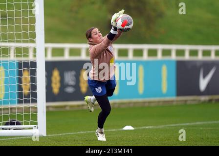 La portiere inglese Mary Earps durante una sessione di allenamento al St. George's Park, Burton Upon Trent. Data immagine: Giovedì 26 ottobre 2023. Foto Stock