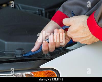 utilizzo dell'attrezzo di smontaggio per la carrozzeria di un'auto Foto Stock