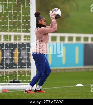 La portiere inglese Kchiara Keating durante una sessione di allenamento al St. George's Park, Burton Upon Trent. Data immagine: Giovedì 26 ottobre 2023. Foto Stock