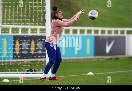 La portiere inglese Kchiara Keating durante una sessione di allenamento al St. George's Park, Burton Upon Trent. Data immagine: Giovedì 26 ottobre 2023. Foto Stock