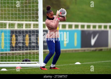 La portiere inglese Kchiara Keating durante una sessione di allenamento al St. George's Park, Burton Upon Trent. Data immagine: Giovedì 26 ottobre 2023. Foto Stock