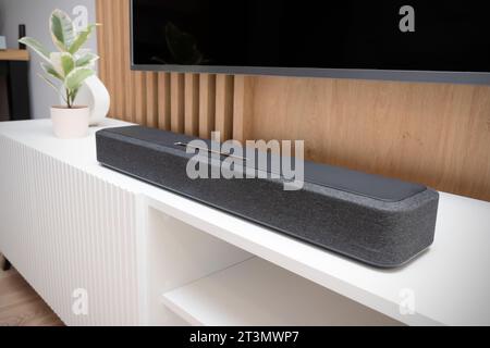 SoundBar in una casa moderna. Ascoltare musica e guardare film Foto Stock