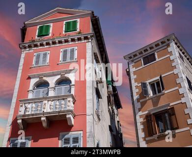 tipiche case italiane in città Foto Stock