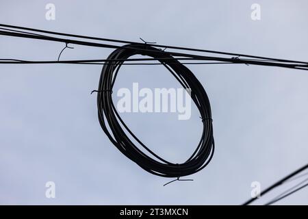 caos caotico cavi, telefono e linea di segnale in fibra ottica internet Foto Stock