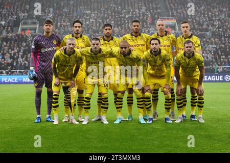 NEWCASTLE UPON TYNE, Regno Unito - 25 ottobre 2023: Borussia Dortmund, formazione iniziale, posa per una foto della squadra in vista della partita b del gruppo F di UEFA Champions League Foto Stock