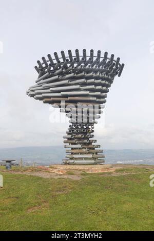 Il Singing Ringing Tree è una scultura sonora a vento che assomiglia a un albero situato nel paesaggio della catena montuosa Pennine che si affaccia su Burnley Foto Stock