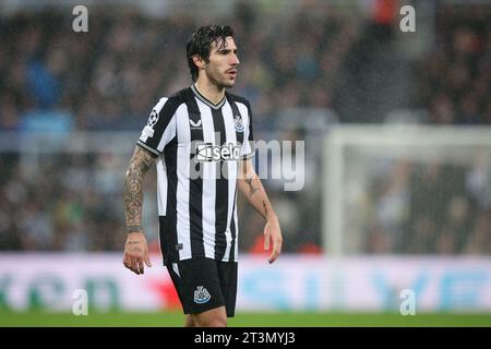 NEWCASTLE UPON TYNE, Regno Unito - 25 ottobre 2023: Sandro tonali del Newcastle United guarda durante la partita del gruppo F di UEFA Champions League tra Newcastle Foto Stock