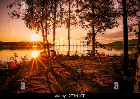 Tramonto su un lago in Svezia Foto Stock