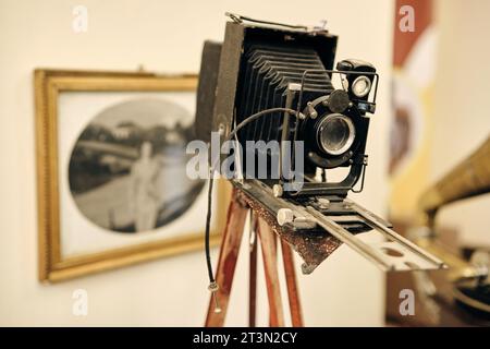 Telecamera con scatola in legno d'epoca su cavalletto Foto Stock