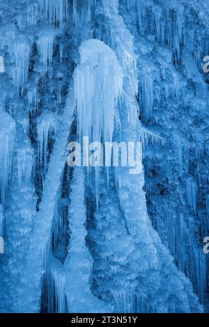Cascata Pericnik congelata in inverno, Parco Nazionale del Triglav, Alpi Giulie, Slovenia Foto Stock