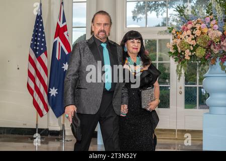 Washington, D.C. 25 ottobre 2023. Lynn Valbuena, presidente, San Manuel Band of Mission Indians (CA) e Steve Valbuena arrivano per la cena di stato in onore del primo ministro australiano Anthony Albanese e Jodie Haydon nell'area Booksellers della Casa Bianca di Washington, DC mercoledì 25 ottobre 2023. Credito: Ron Sachs/CNP /MediaPunch/Alamy Live News Foto Stock