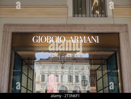 TORINO, ITALIA - 11 OTTOBRE 2023: Insegna Armani vetrina Foto Stock