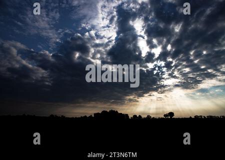 tramonto con nuvole di tempesta sulla pianura Foto Stock