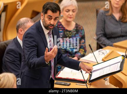 Il primo ministro scozzese Humza Yousaf durante le domande della First Minster (FMQ) al Parlamento scozzese a Holyrood, Edimburgo. Data immagine: Giovedì 26 ottobre 2023. Foto Stock