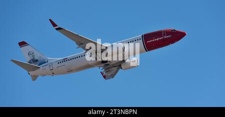 Tenerife, Spagna 21 ottobre 2023. Norwegian Airlines Boeing 737-8JP. Norwegian (Karin Larsson Livery) Airlines vola nel cielo blu Foto Stock