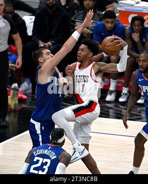 Los Angeles, Stati Uniti. 25 ottobre 2023. La guardia dei Portland Trail Blazers Anfernee Simons (1) guida sul centro dei Los Angeles Clippers Ivica Zubac (L) durante il primo tempo alla Crypto.com Arena di Los Angeles, California mercoledì 25 ottobre 2023. I Clippers sconfissero i Trail Blazers 123-111. Foto di Jon SooHoo/UPI credito: UPI/Alamy Live News Foto Stock