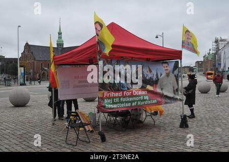 Copenhagen, Danimarca /26 ottobre. 2023/.i curdi organizzarono un piccolo raduno freddo per il loro leader Abdullah Ôcalan la sua libertà e cercarono una soluzione politica per il raduno dei curdi organizzato davanti al parlamento danese Christiasnborg slot plads nella capitale danese. (Foto: Francis Joseph Dean/Dean Pictures) Foto Stock