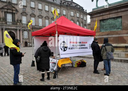 Copenhagen, Danimarca /26 ottobre. 2023/.i curdi organizzarono un piccolo raduno freddo per il loro leader Abdullah Ôcalan la sua libertà e cercarono una soluzione politica per il raduno dei curdi organizzato davanti al parlamento danese Christiasnborg slot plads nella capitale danese. (Foto: Francis Joseph Dean/Dean Pictures) Foto Stock