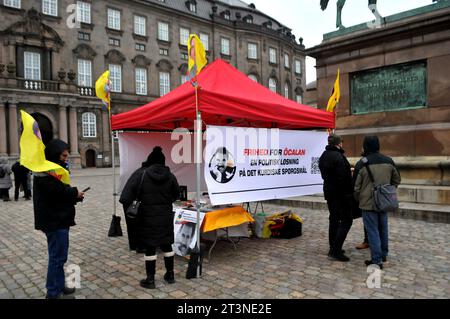 Copenhagen, Danimarca /26 ottobre. 2023/.i curdi organizzarono un piccolo raduno freddo per il loro leader Abdullah Ôcalan la sua libertà e cercarono una soluzione politica per il raduno dei curdi organizzato davanti al parlamento danese Christiasnborg slot plads nella capitale danese. (Foto: Francis Joseph Dean/Dean Pictures) Foto Stock