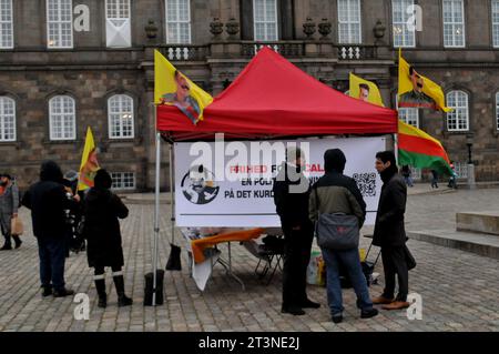 Copenhagen, Danimarca /26 ottobre. 2023/.i curdi organizzarono un piccolo raduno freddo per il loro leader Abdullah Ôcalan la sua libertà e cercarono una soluzione politica per il raduno dei curdi organizzato davanti al parlamento danese Christiasnborg slot plads nella capitale danese. (Foto: Francis Joseph Dean/Dean Pictures) Foto Stock