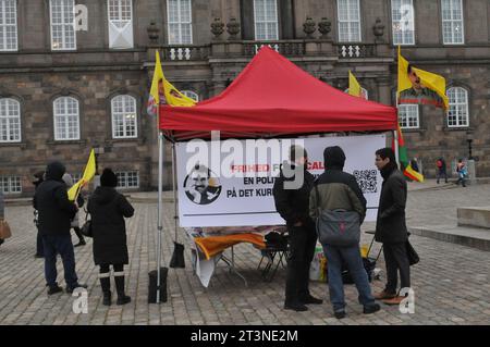 Copenhagen, Danimarca /26 ottobre. 2023/.i curdi organizzarono un piccolo raduno freddo per il loro leader Abdullah Ôcalan la sua libertà e cercarono una soluzione politica per il raduno dei curdi organizzato davanti al parlamento danese Christiasnborg slot plads nella capitale danese. (Foto: Francis Joseph Dean/Dean Pictures) Foto Stock