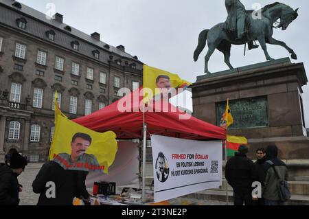 Copenhagen, Danimarca /26 ottobre. 2023/.i curdi organizzarono un piccolo raduno freddo per il loro leader Abdullah Ôcalan la sua libertà e cercarono una soluzione politica per il raduno dei curdi organizzato davanti al parlamento danese Christiasnborg slot plads nella capitale danese. (Foto: Francis Joseph Dean/Dean Pictures) Foto Stock