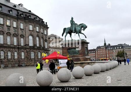 Copenhagen, Danimarca /26 ottobre. 2023/.i curdi organizzarono un piccolo raduno freddo per il loro leader Abdullah Ôcalan la sua libertà e cercarono una soluzione politica per il raduno dei curdi organizzato davanti al parlamento danese Christiasnborg slot plads nella capitale danese. (Foto: Francis Joseph Dean/Dean Pictures) Foto Stock