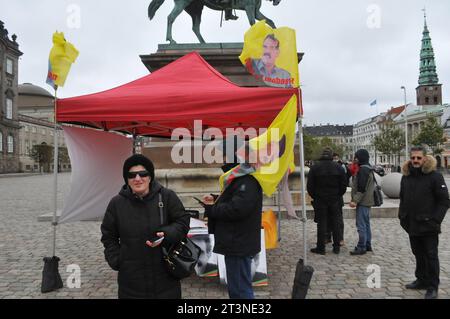 Copenhagen, Danimarca /26 ottobre. 2023/.i curdi organizzarono un piccolo raduno freddo per il loro leader Abdullah Ôcalan la sua libertà e cercarono una soluzione politica per il raduno dei curdi organizzato davanti al parlamento danese Christiasnborg slot plads nella capitale danese. (Foto: Francis Joseph Dean/Dean Pictures) Foto Stock