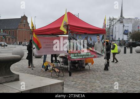 Copenhagen, Danimarca /26 ottobre. 2023/.i curdi organizzarono un piccolo raduno freddo per il loro leader Abdullah Ôcalan la sua libertà e cercarono una soluzione politica per il raduno dei curdi organizzato davanti al parlamento danese Christiasnborg slot plads nella capitale danese. (Foto: Francis Joseph Dean/Dean Pictures) Foto Stock