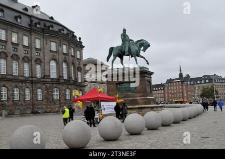 Copenhagen, Danimarca /26 ottobre. 2023/.i curdi organizzarono un piccolo raduno freddo per il loro leader Abdullah Ôcalan la sua libertà e cercarono una soluzione politica per il raduno dei curdi organizzato davanti al parlamento danese Christiasnborg slot plads nella capitale danese. (Foto: Francis Joseph Dean/Dean Pictures) Foto Stock