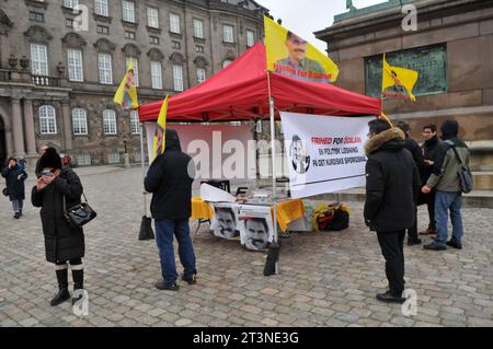 Copenhagen, Danimarca /26 ottobre. 2023/.i curdi organizzarono un piccolo raduno freddo per il loro leader Abdullah Ôcalan la sua libertà e cercarono una soluzione politica per il raduno dei curdi organizzato davanti al parlamento danese Christiasnborg slot plads nella capitale danese. (Foto: Francis Joseph Dean/Dean Pictures) Foto Stock